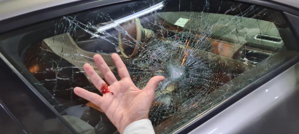 הרב אליהו נרגם באבנים: ניצלתי בזכות הרכב של אבא