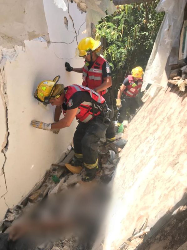 אדם נהרג מקריסת תקרה של בית