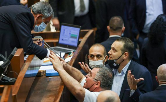 דרמה בכנסת: מיקי לוי הצביע נגד; חוק הדיינים נפל