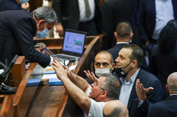 דרמה בכנסת: מיקי לוי הצביע נגד; חוק הדיינים נפל