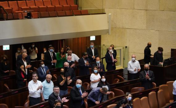 הח"כים מחאו כפיים לכבוד משפחת חלל צה"ל | צפו