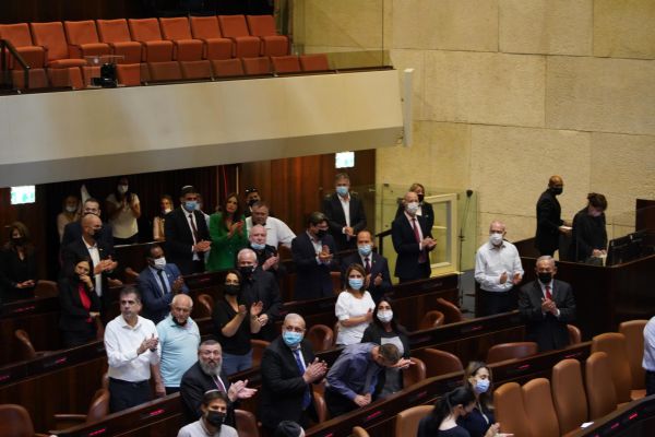 הח"כים מחאו כפיים לכבוד משפחת חלל צה"ל | צפו