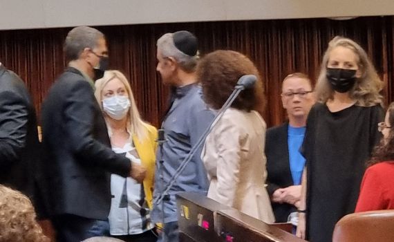 בושה: הקואליציה הקפיצה את הח"כ שיושב שבעה