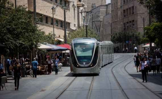 צעיר ערבי איים על נוסעי הרכבת עם סכין צעצוע