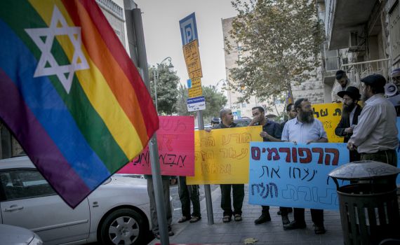 25,000 שקל קנס כי פנתה לטרנסג'נדרית בלשון זכר