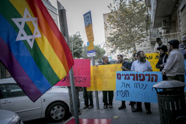 25,000 שקל קנס כי פנתה לטרנסג'נדרית בלשון זכר