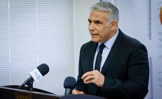 סביבת לפיד על שינוי חוק היסוד: "יש אמון עם בנט"