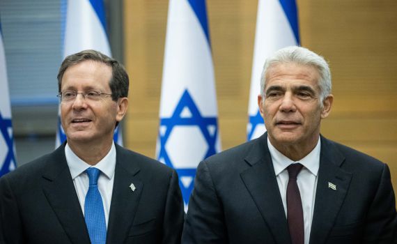 ממשיך לקדם פשרה: הרצוג נפגש עם לפיד