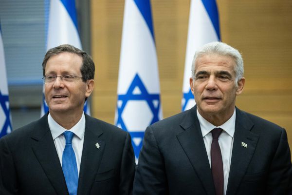 ממשיך לקדם פשרה: הרצוג נפגש עם לפיד