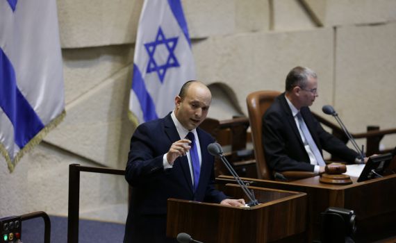 בנט: "לריב כשאיראן דוהרת לגרעין – חוסר אחריות"