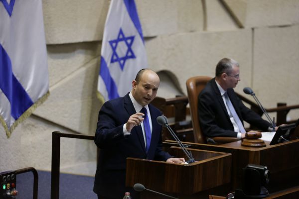 בנט: "לריב כשאיראן דוהרת לגרעין – חוסר אחריות"