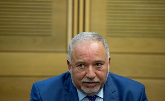 הזוי: שר האוצר ליברמן קרא לעבור על החוק