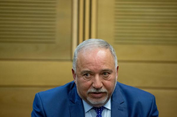 הזוי: שר האוצר ליברמן קרא לעבור על החוק