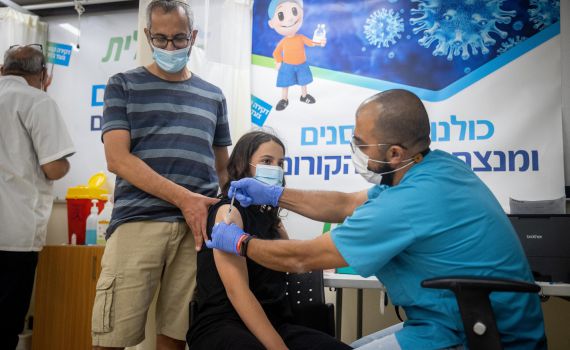 בנט למנכ"ל פייזר: "האץ את האישור לחיסון ילדים"