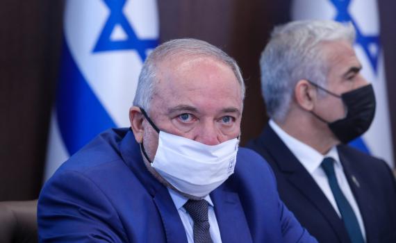 ליברמן נגד הרב הראשי: "סחיטה באיומים"