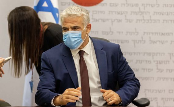 שר החוץ לפיד יוצא לקהיר עם מחווה ישראלית לנשיא