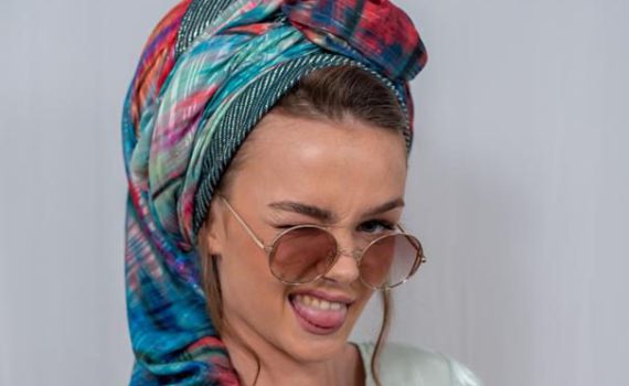 מיוחד לסרוגות: 3 קשירות למטפחת שאת חייבת להכיר