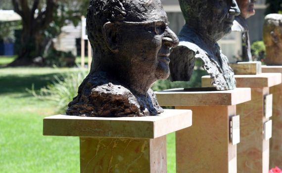 ריבלין בשדרת בנשיאים: פסלו הוצב בבית הנשיא