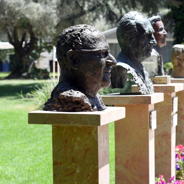 ריבלין בשדרת בנשיאים: פסלו הוצב בבית הנשיא