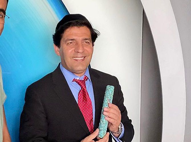 קביעת מזוזה בבית האח הגדול עם האח הגדול בעצמו