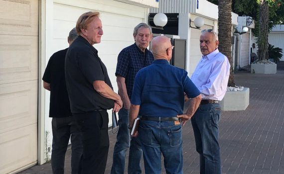 לקראת ועדת חקירה? לפיד פגש בכירי ביטחון לשעבר