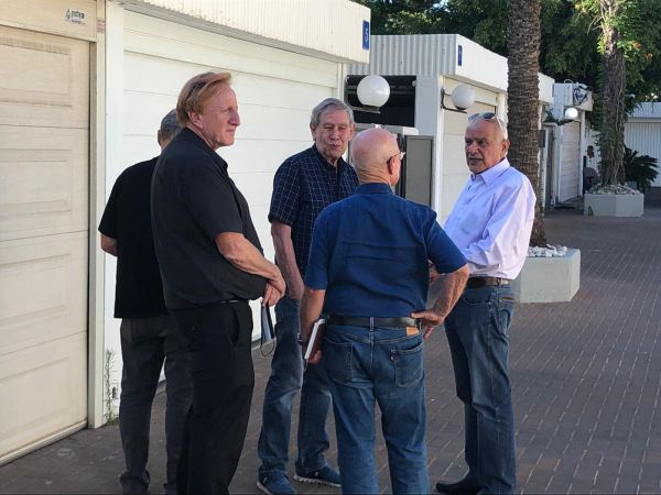 לקראת ועדת חקירה? לפיד פגש בכירי ביטחון לשעבר