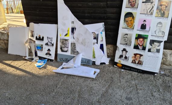 מזעזע: צעירים השחיתו לוח זיכרון להרוגי מירון | צפו