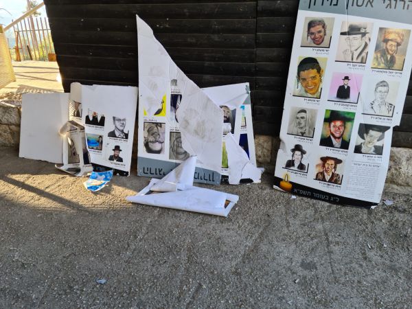 מזעזע: צעירים השחיתו לוח זיכרון להרוגי מירון | צפו