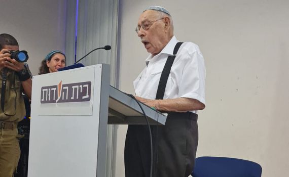 צפו: המפגש המרגש של הצנחנים עם שורד השואה