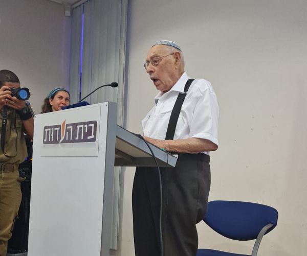 צפו: המפגש המרגש של הצנחנים עם שורד השואה