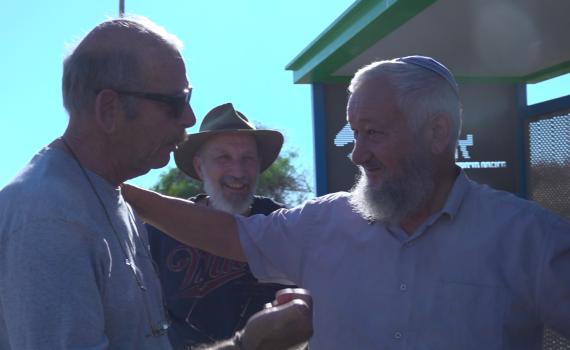 תושב גוש קטיף במפגש עם הקיבוצניקים שהפגינו נגדו