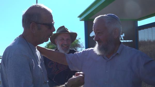 תושב גוש קטיף במפגש עם הקיבוצניקים שהפגינו נגדו