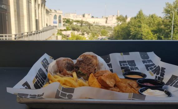 בורגר מול החומות| דיינר אמריקאי בלב ירושלים