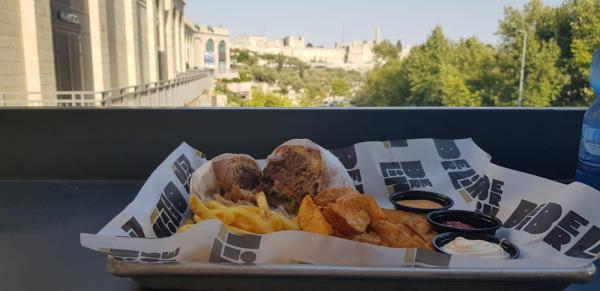 בורגר מול החומות| דיינר אמריקאי בלב ירושלים