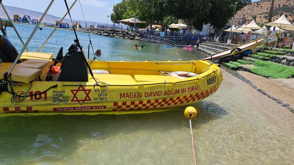 באמצע יום כיף: גבר חולץ במצב קשה מהכנרת