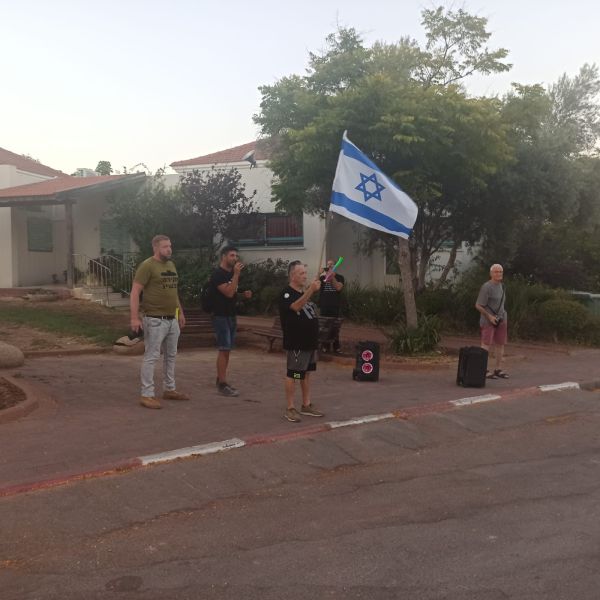 מפגינים נגד מבקר המדינה: "מסוכן לביטחון ישראל"