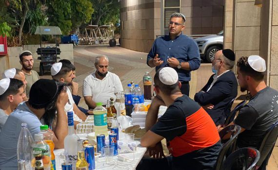 סופר: "עם ישראל מתפלל לרפואתו של איציק"