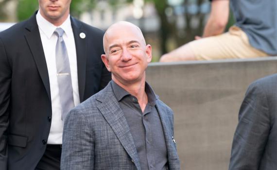 צפו בשיגור: ג'ף בזוס, האיש העשיר בעולם, ממריא לחלל