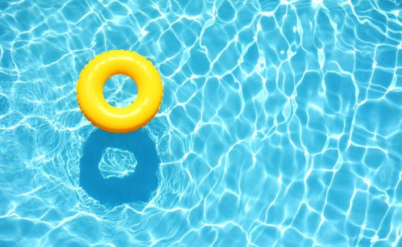 ‏נערה טבעה בבריכה במעלה אדומים, מצבה בינוני-קשה