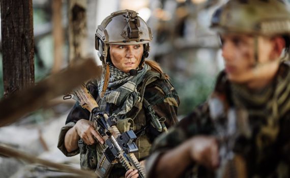 זעם באוקראינה: חיילות יאלצו לצעוד על עקבים