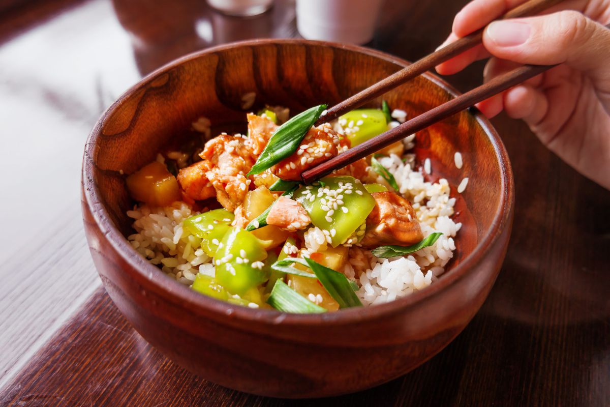 זמן להתפנק: מתכון לאורז מוקפץ עם סלמון