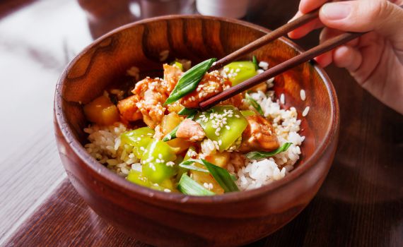 זמן להתפנק: מתכון לאורז מוקפץ עם סלמון