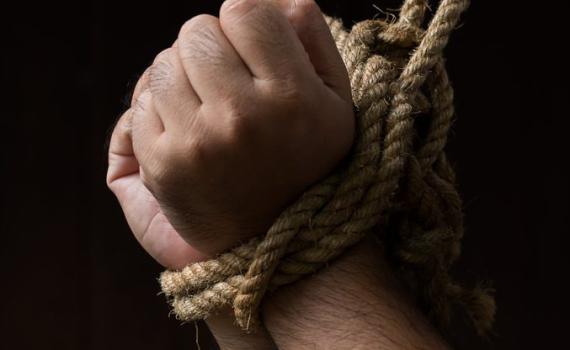 10 שנות מאסר להורים שקשרו את ביתם במקלחת