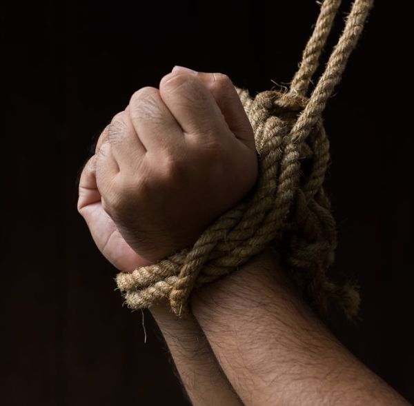 10 שנות מאסר להורים שקשרו את ביתם במקלחת