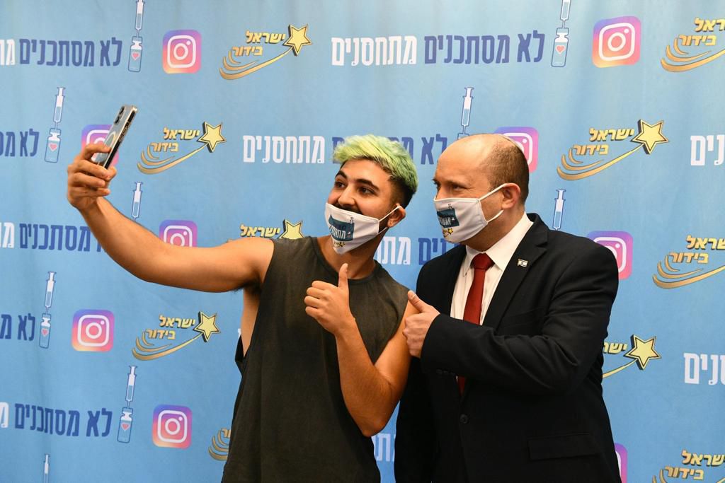 בנט נפגש עם כוכבי רשת: המטרה לחסן את הצעירים