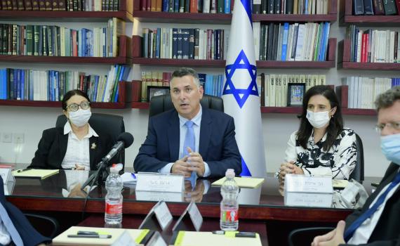 המרוץ לעליון: הקרב הפוליטי והדילים האפשריים