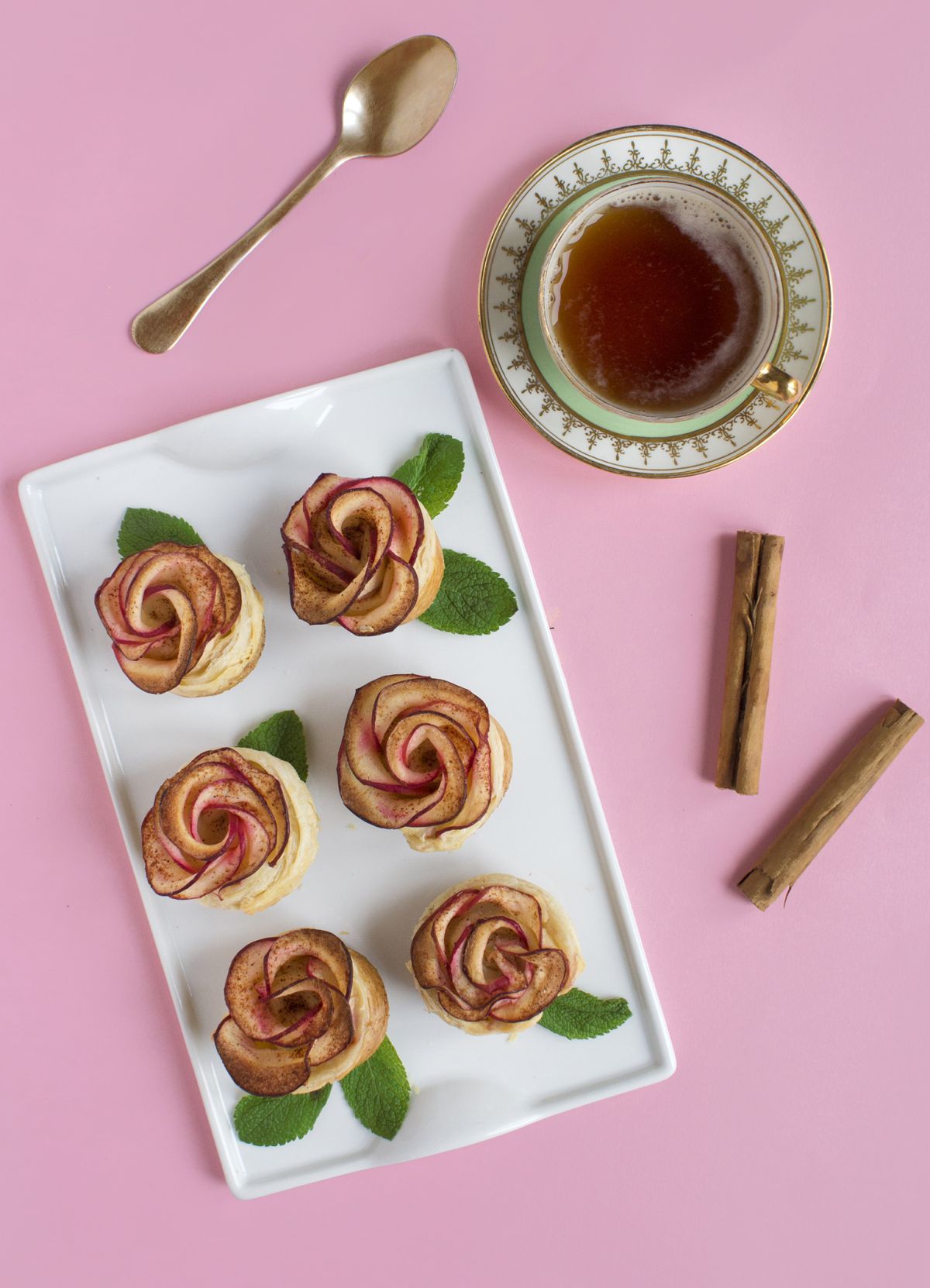 קינוח מלכותי של תפוח בדבש: טארטלטים מתפוחים