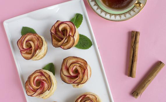 קינוח מלכותי של תפוח בדבש: טארטלטים מתפוחים