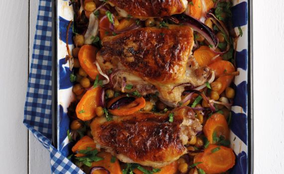 במיוחד לכבוד שבת והחג: מתכון לעוף צלוי עם ירקות שורש