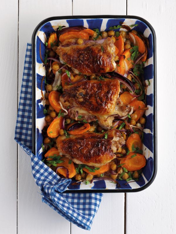 במיוחד לכבוד שבת והחג: מתכון לעוף צלוי עם ירקות שורש